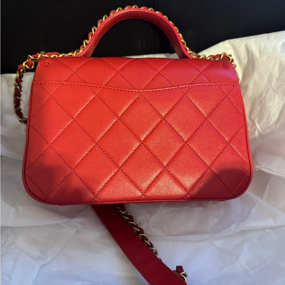 Chanel Infinity Chain mini bag in red quilted leather. - Picture 2 of 11